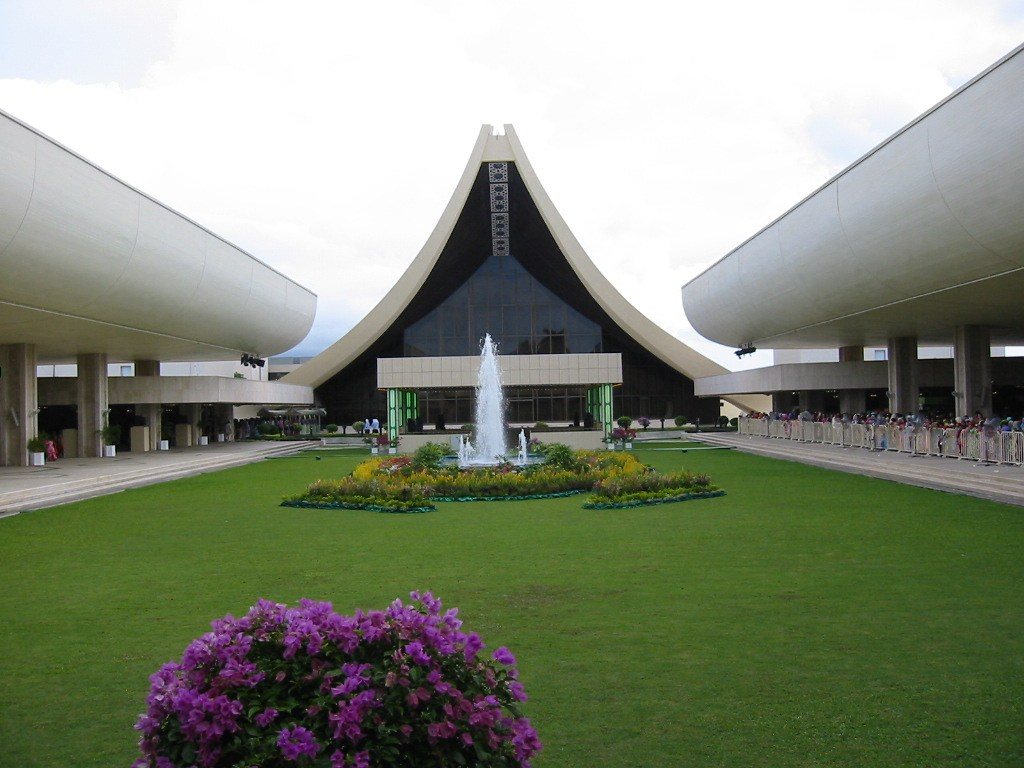 See the Palace of
                  Brunei's royal family